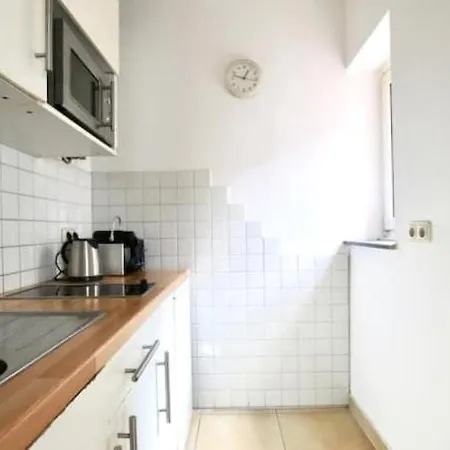 Daire Modernly Refurbished Flat Near Friesenplatz *