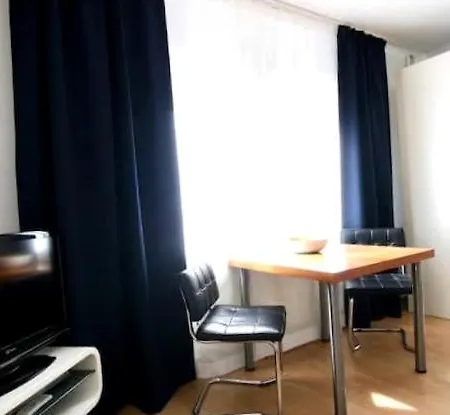 Modernly Refurbished Flat Near Friesenplatz Daire *