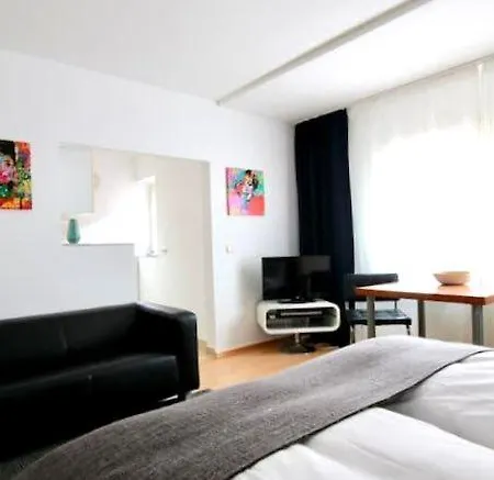 Modernly Refurbished Flat Near Friesenplatz