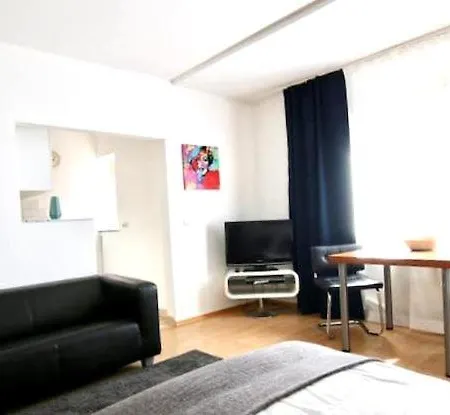 Daire Modernly Refurbished Flat Near Friesenplatz *