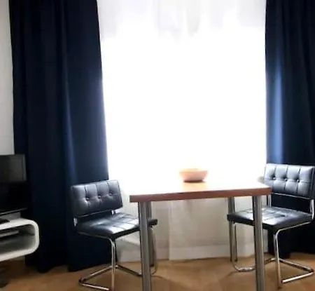 Modernly Refurbished Flat Near Friesenplatz Daire *
