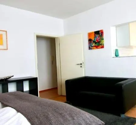 Modernly Refurbished Flat Near Friesenplatz *