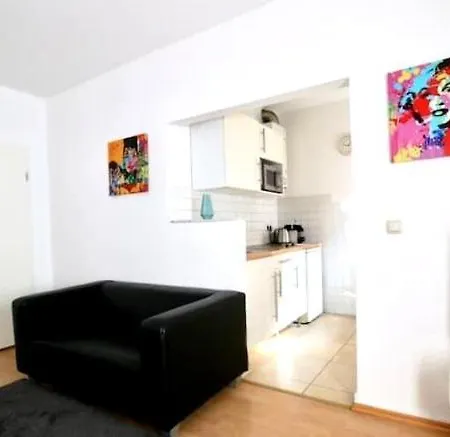 Apartmán Modernly Refurbished Flat Near Friesenplatz