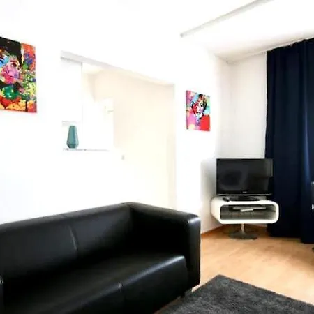 Modernly Refurbished Flat Near Friesenplatz Apartmán